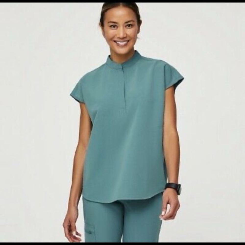 Raffles Scrub Top in Hydrogreen